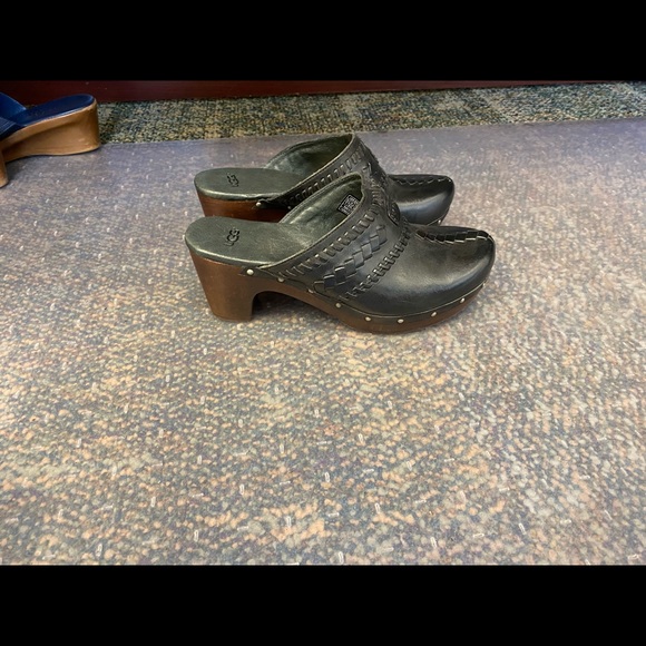 Ugg black leather clogs w/Sherpa lining in the front, Sz 7 - Picture 3 of 4